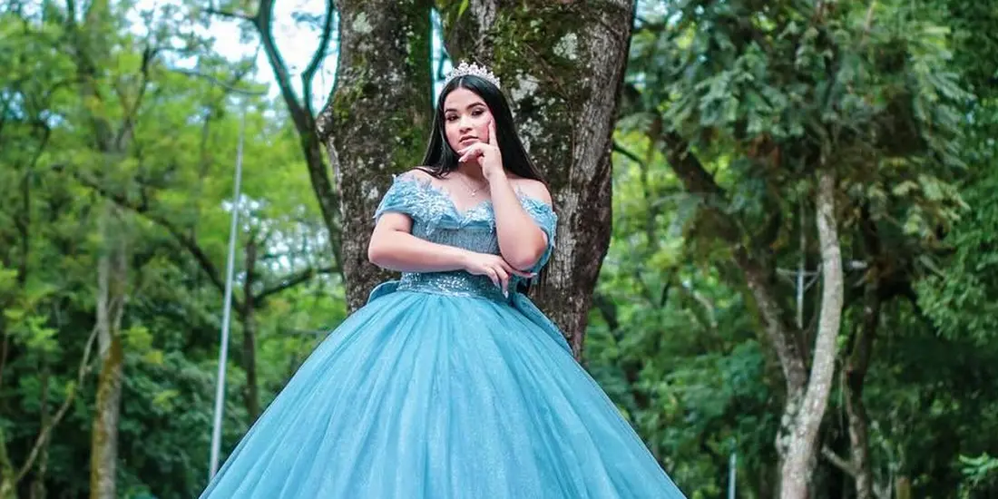 Vestido celeste de quinceaños confeccionado en el atelier de Beatriz Sosa